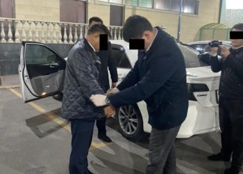 УКМК президенттин администрациясынын ырайым кылуу боюнча комиссиясынын жооптуу катчысын кармады