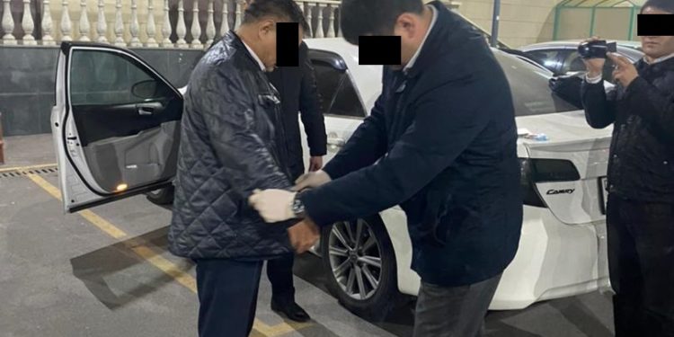 УКМК президенттин администрациясынын ырайым кылуу боюнча комиссиясынын жооптуу катчысын кармады