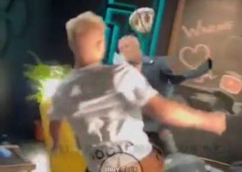 Орусиялык блогер калпакты тепкени үчүн Кыргыз элинен кечирим сурады