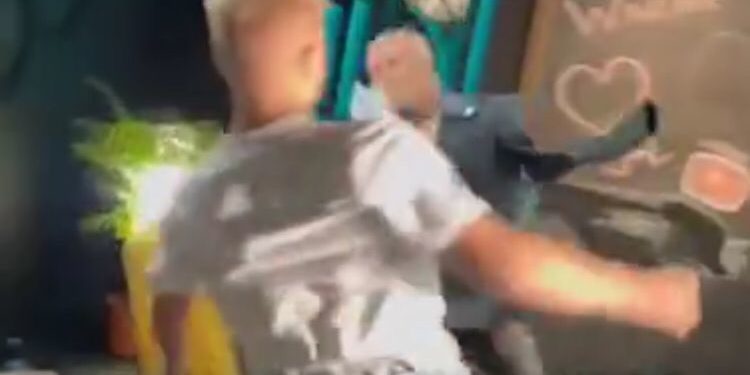 Орусиялык блогер калпакты тепкени үчүн Кыргыз элинен кечирим сурады