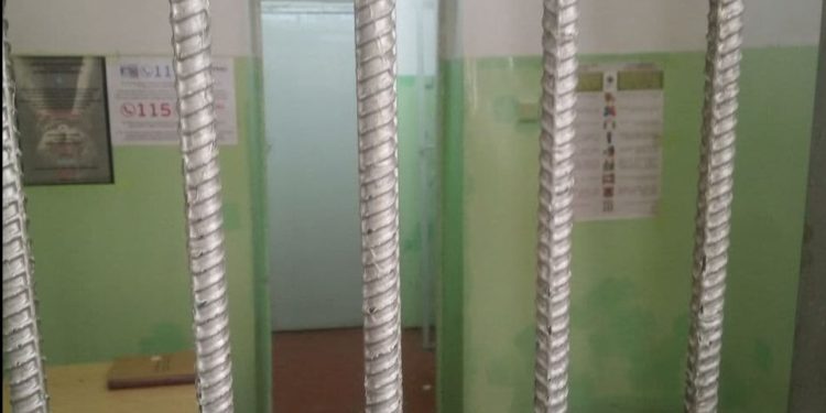 Кыйноолорду алдын алуу борборунун кызматкерлерин Ош ШИИБдин убактылуу кармоочу жайына киргизбей коюшкан