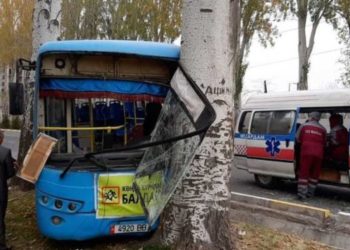 «Аралыкты сактаган эмес». Кайгуул кызматы №8 автобус кабылган жол кырсык боюнча маалымат берди