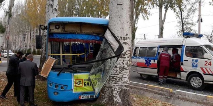 «Аралыкты сактаган эмес». Кайгуул кызматы №8 автобус кабылган жол кырсык боюнча маалымат берди