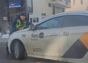 Бишкекте инспекторду капотунда сүйрөгөн айдоочу. Окуя боюнча милиция үн катты (видео)