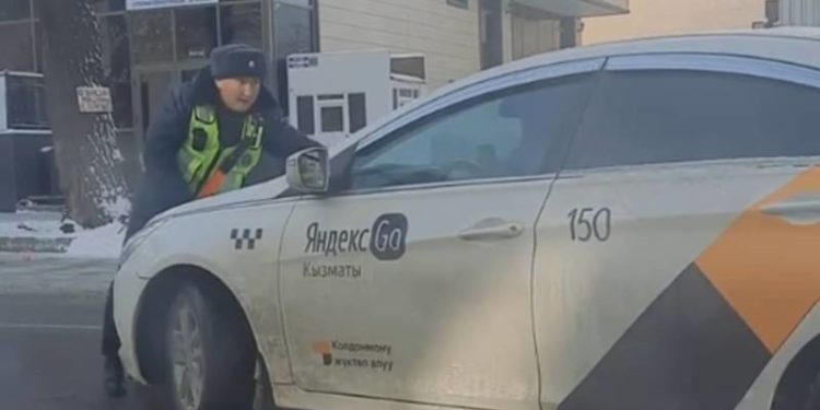 Бишкекте инспекторду капотунда сүйрөгөн айдоочу. Окуя боюнча милиция үн катты (видео)