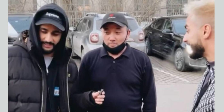 Орусиялык блогер кыргызстандык таксистке жаңы унаа белек кылды (видео)