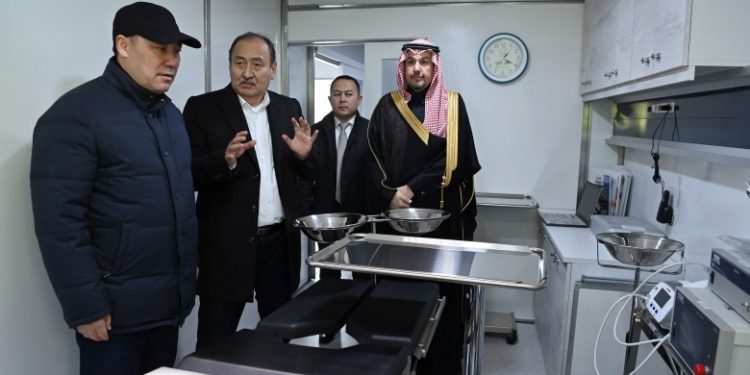 Садыр Жапаров Кеминде мульти-диагностикалык мобилдүү клиниканын ачылыш аземине катышты