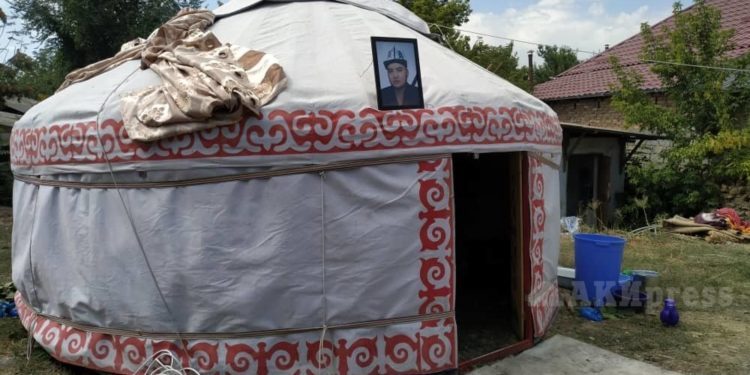 Инспектордун огунан каза болгон айдоочу. Оор кылмышты жашырган делип камакка алынган кызматкерлер бошотулду