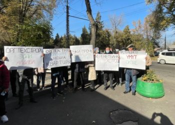 «Оргтехстрой» курган үйдүн жашоочулары УКМКнын алдына митингге чыкты