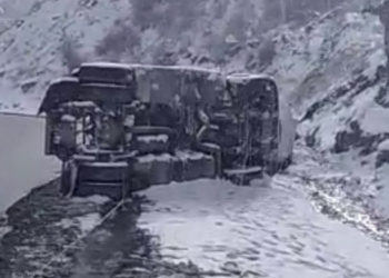 Бишкек-Ош жолунда май ташуучу унаа кырсыкка учурап, аял киши көз жумуп, дарыя мунай менен булганды