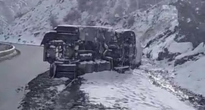 Бишкек-Ош жолунда оор жүк ташуучу унаа менен жеңил унаа сүзүшүп, 1 адам көз жумду