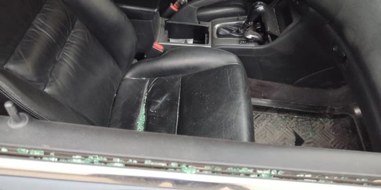 Тажикстандын чек арачылары кыргызстандык жарандын унаасына таш ыргытышкан. Сүрөт