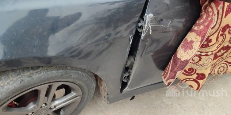 Тажикстандын чек арачылары кыргызстандык жарандын унаасына таш ыргытышкан. Сүрөт