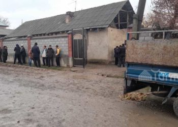 «Балдарынын өлүмүн апасы уга элек». Сузакта иске ууланып көз жумган үч бала жерге берилди