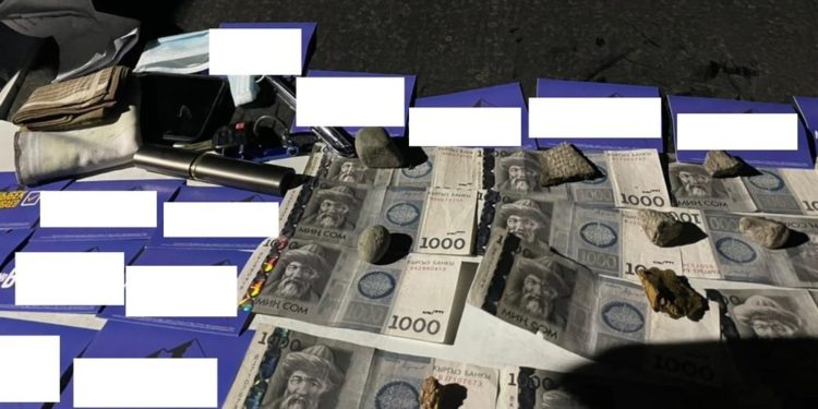 Бишкекте депутаттыкка талапкердин тууганы добуш сатып алды деген шек менен кармалды