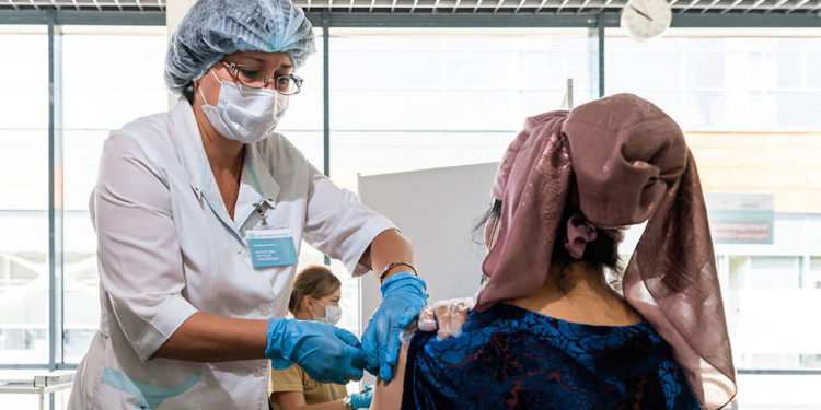 Өзбекстанда эмделбеген 26 миңден ашык жаран жумушунан четтетилди