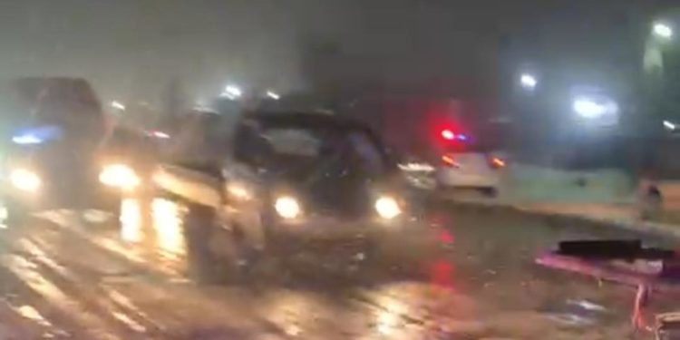 Жарыктын жоктугунан айланма жолду тосушкан конуштун тургундары жолду ачышты (видео)