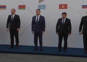 «Эмне гана дешпейт». Орусиянын өкмөт башчысы бет кап боюнча Акылбек Жапаровго жооп кайтарды (видео)