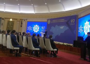 Президент прокуратура органдарынын кызматкерлери менен жолугуп жатат