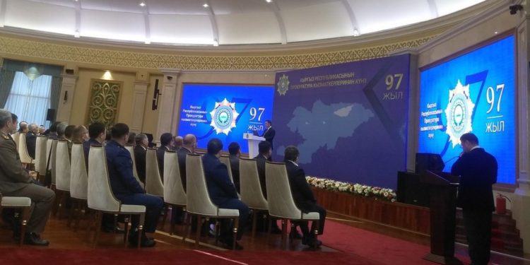 Президент прокуратура органдарынын кызматкерлери менен жолугуп жатат