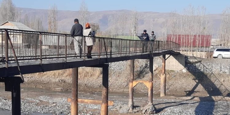 «Кийимдери жок табылган». Сузактагы сайда жансыз денеси табылган кыз боюнча киши өлтүрүү беренеси менен иш козголду