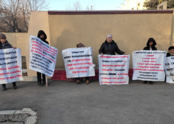 УКМКнын алдында №87 мектепте каза болгон кыздын жакындары митинг өткөрүп жатышат