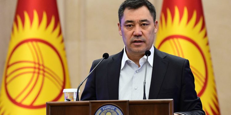 «Калемиңер курчуй берсин». Садыр Жапаров Маалымат жана басма сөз күнү менен куттуктады