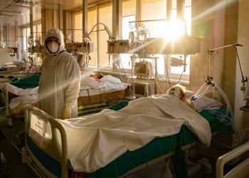 Эгерде адам бир учурда сасык тумоо жана коронавирус менен ооруса эмне болот? Дарыгердин жообу