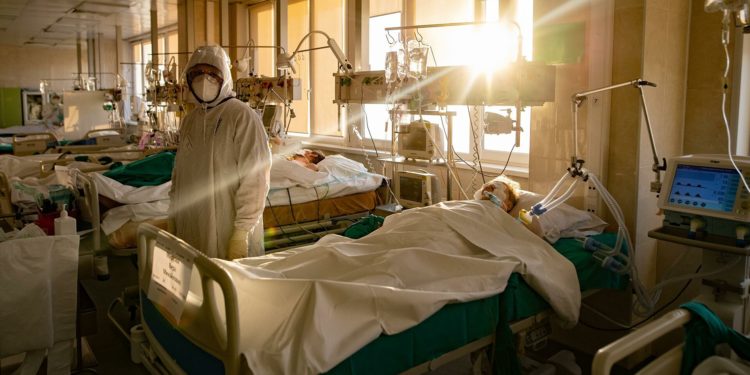 Эгерде адам бир учурда сасык тумоо жана коронавирус менен ооруса эмне болот? Дарыгердин жообу