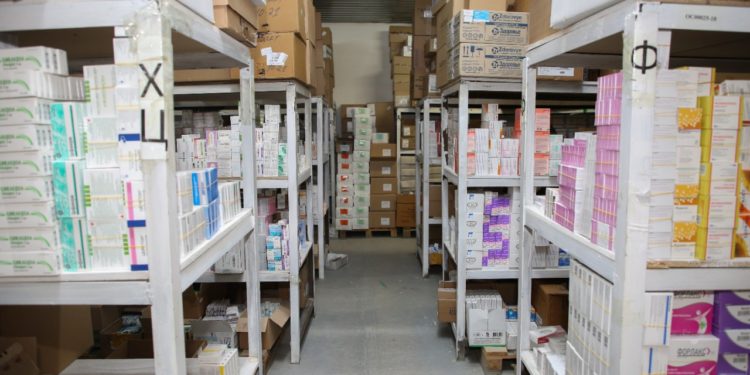 «Дарылар жарактан чыгып жатат». Депутат дарыканаларда жарыкты өчүрбөөнү суранды