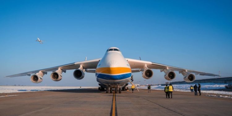 Дүйнөдөгү эң чоң учак Кыргызстанга эмнеге конду? Аэропорттун жообу