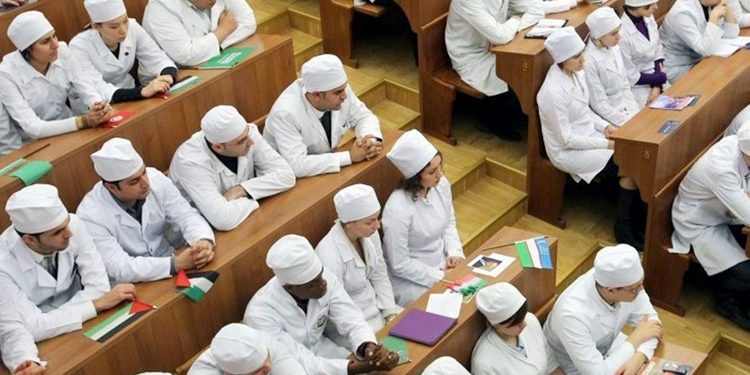 Жогорку медициналык билим берүү программасы боюнча лицензия берүүгө убактылуу тыюу салынды