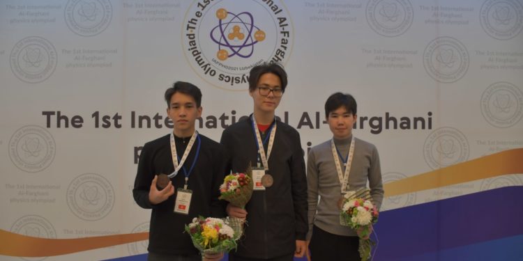 Кыргызстандык 3 окуучу Өзбекстанда өткөн физика боюнча эл аралык олимпиадада коло медалды багындырды