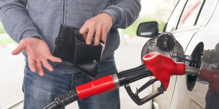 Экономика министри: «Кыргызстан күйүүчү майдын кымбатташына даяр болушу керек»