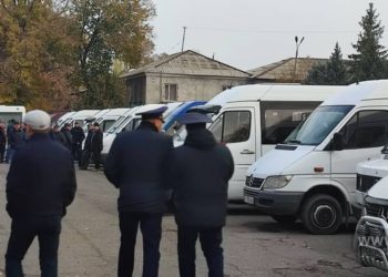 Кара-Балта шаарында маршрутка айдоочулар иш ташташты. Алар жол акыны көтөрүүнү талап кылышууда