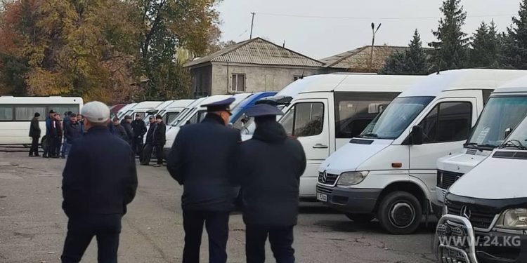 Кара-Балта шаарында маршрутка айдоочулар иш ташташты. Алар жол акыны көтөрүүнү талап кылышууда