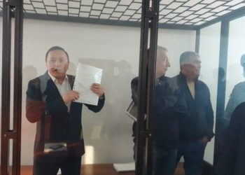 Октябрь окуясы. Жеңиш Молдокматов жубайы менен 11 жаштагы кызынын телефону тыңшалып жатканын айтты