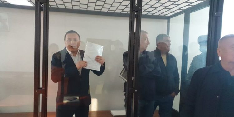 Октябрь окуясы. Жеңиш Молдокматов жубайы менен 11 жаштагы кызынын телефону тыңшалып жатканын айтты