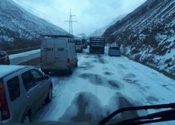 Боом капчыгайында жааган кардан улам жол муз болуп, тыгын пайда болду (сүрөт)