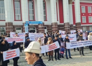 Ошто ОшМУнун ректору Кудайберди Кожобековду колдоо митинги өттү