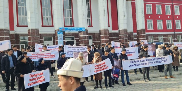 Ошто ОшМУнун ректору Кудайберди Кожобековду колдоо митинги өттү
