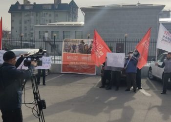 Парламенттик шайлоо. Бишкекте Равшан Жээнбековго дебатка катышууга уруксат берүү талабы менен митинг өтүп жатат