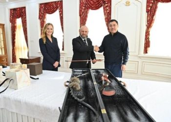 «Шырдак менен жаа». Валентина Шевченко Садыр Жапаровдон алган белектерин көрсөттү (сүрөт)