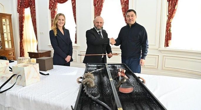 «Шырдак менен жаа». Валентина Шевченко Садыр Жапаровдон алган белектерин көрсөттү (сүрөт)