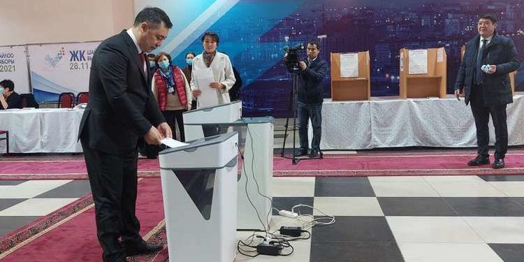 Садыр Жапаров: «Берген добушуңардан Кыргызстандын, өзүңөрдүн, балдарыңардын келечеги аныкталат»