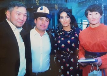 Манасчы Дөөлөт Сыдыков той өткөрүп, жакындарынан бата алды