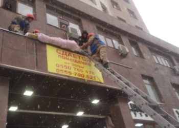 Бишкекте 4-кабаттан кулап кеткен аял киши куткарылды