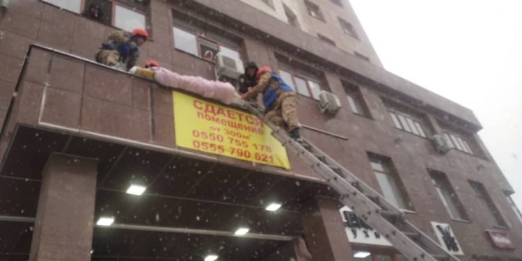 Бишкекте 4-кабаттан кулап кеткен аял киши куткарылды