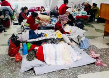 Ош облустук ооруканасында орундардын жетишсиздигинен улам балдар менен энелер жерде жатышат