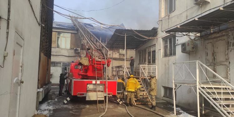 Бишкектеги пластик чыгаруучу заводдон чыккан өрт чектөөгө алынды